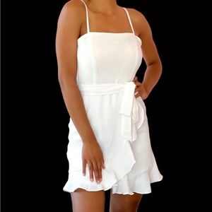 SHE+SKY, FIGURE HUGGING, WHITE MINI DRESS. TRENDY SQUARE NECKLINE. SIZE L